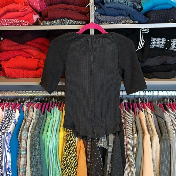 We The Free black short sleeve scoop neck tie/snap front top size S - Picture 3 of 3